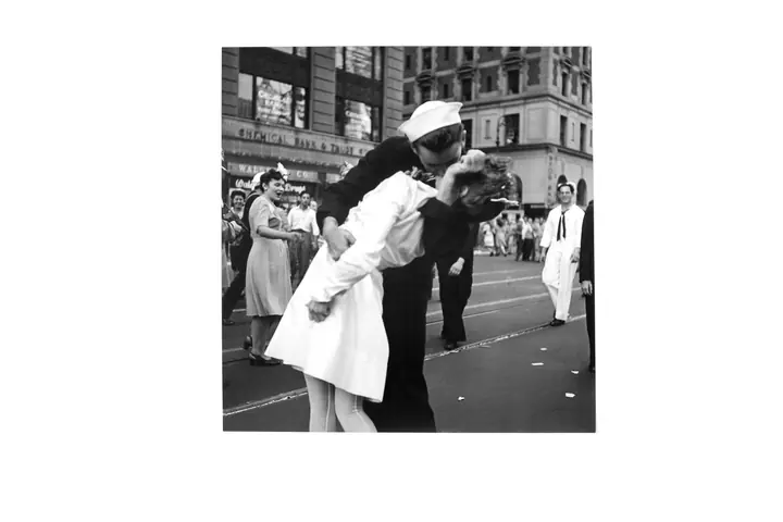 The 1945 Times Square photo of a sailor kissing a nurse